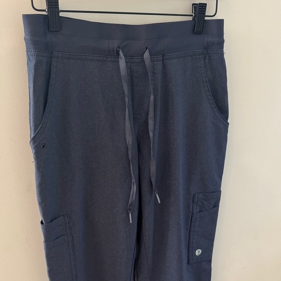 💙 Scrubletics Women’s Scrub Pants – Navy Blue
Size Small - Picture 2 of 7